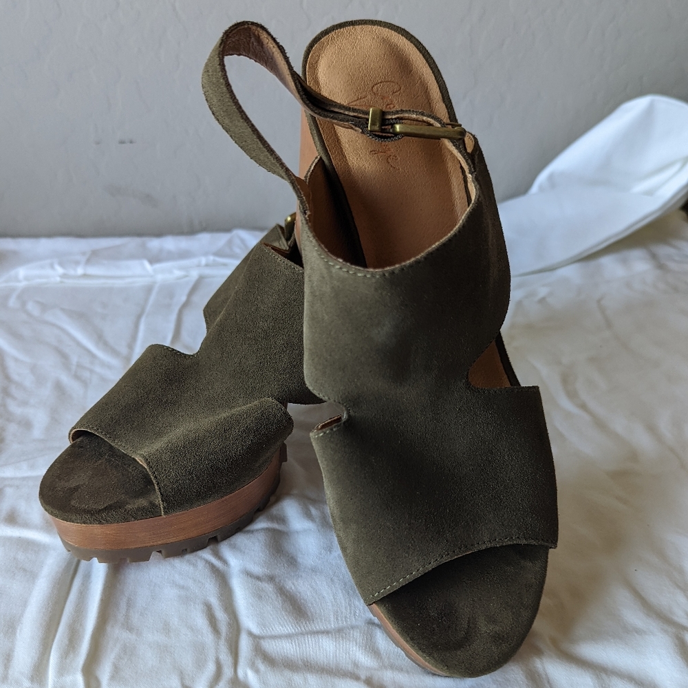 Crown Vintage Janita Platform Sandal im Brown Taupe Suede